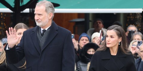 Βασιλιάς Φελίπε και βασίλισσα Λετίθια έξω απ΄οτη Μητρόπολη Αθηνών