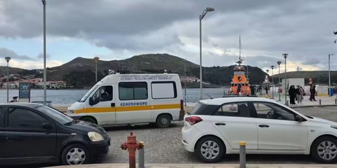 Η μεταφορά της σορού του 20χρονου στο νοσοκομείο Λήμνου