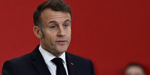 Με πρησμένο και κατακόκκινο μάτι εμφανίστηκε ο Εμανουέλ Μακρόν