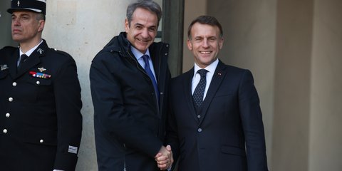 Ο Εμανουέλ Μακρόν υποδέχθηκε τον Κυριάκο Μητσοτάκη για τη σύνοδο των ηγετών της «Συμμαχίας των Προθύμων»