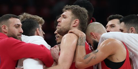 Οι παίκτες του Ολυμπιακού πανηγυρίζουν μία ακόμη νίκη στην Euroleague