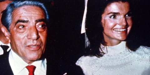 Η ιστορία πίσω από το νυφικό της Τζάκι Κένεντι για τον γάμο με τον Αριστοτέλη Ωνάση -Είχε τη υπογραφή Valentino