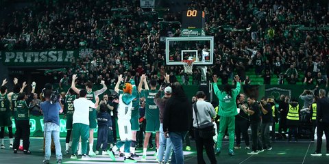 Οι παίκτες του Παναθηναϊκού AKTOR μπροστά στον κόσμο της ομάδας