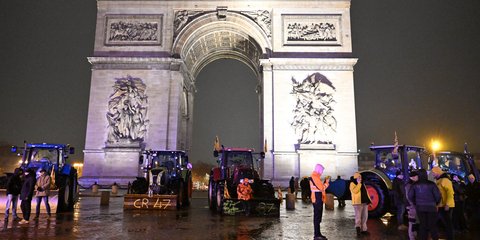 Αγρότες με τα τρακτέρ τους κάτω από την Αψίδα του Θριάμβου στο Παρίσι 