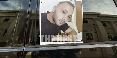 Η φωτογραφία του 30χρονου που έχασε τη ζωή του από ξυλοδαρμό στην Πάτρα, έξω από τα δικαστήρια Πάτρας 