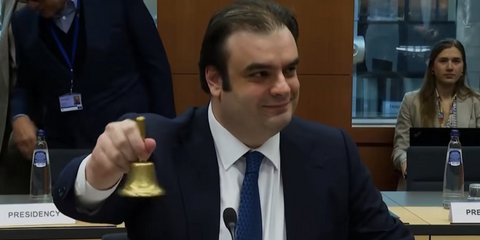 Η στιγμή που ο Κυριάκος Πιερρακάκης χτύπησε το καμπανάκι για την έναρξη της συνεδρίασης του Eurogroup