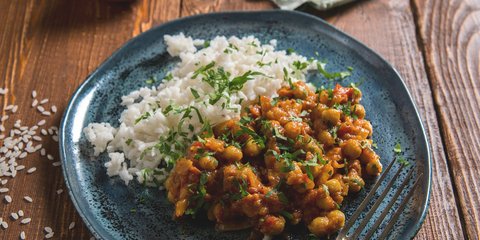 Ρεβίθια λεμονάτα με ρύζι και μυρωδικά / Φωτογραφία: Unsplash
