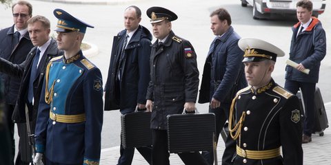 Ρώσοι αξιωματικοί μεταφέρουν χαρτοφύλακες που φαίνεται να περιέχουν κωδικούς εκτόξευσης πυρηνικών όπλων