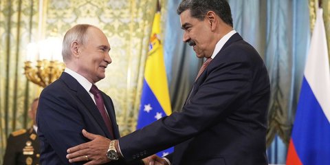 O Ρώσος πρόεδρος Βλαντίμιρ Πούτιν με τον Νικολάς Μαδούρο τον περασμένο Μάιο στη Μόσχα 