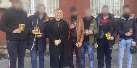 Πολίνα Αλεξαντρόβνα Αζάρνιχ, μια 40χρονη πρώην δασκάλα, η οποία, σύμφωνα με μαρτυρίες, διαδραμάτισε κεντρικό ρόλο στη στρατολόγηση ξένων μαχητών για τον ρωσικό στρατό / TELEGRAM