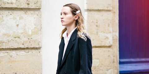 Τζιν, λευκό πουκάμισο και blazer