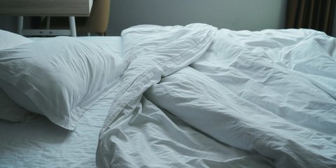 Άστρωτο κρεβάτι 