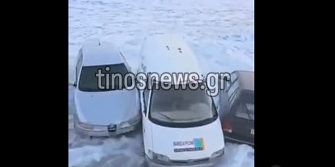 Τήνος: Κύματα παρέσυραν αυτοκίνητα στο λιμάνι [βίντεο]