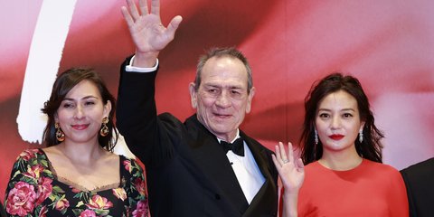 Ο Τόμι Λι Τζόουνς με την κόρη του, Βικτόρια 