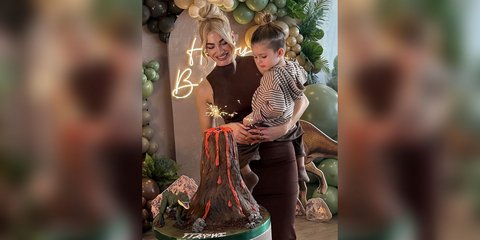 Η Ιωάννα Τούνη με τον γιο της αγκαλιά