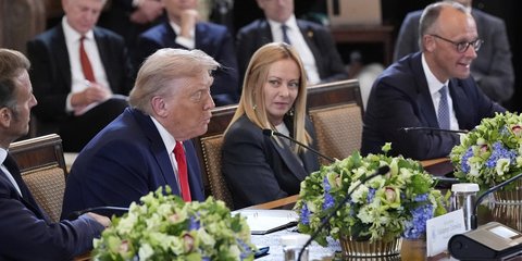 Ο Ντόναλντ Τραμπ ανάμεσα στους Ευρωπαίους ηγέτες Μακρόν, Μελόνι και Μερτς 