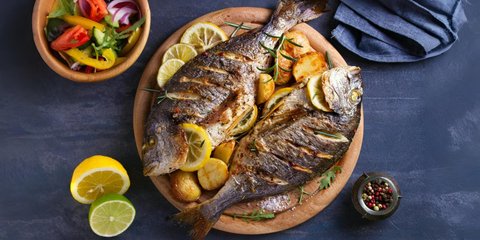 Τσιπούρες ψητές στη λαδόκολλα / Φωτογραφία: Shutterstock