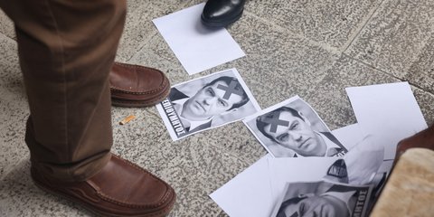 Φωτογραφίες του Τσίπρα με τη λεξη Ανεπιθύμητος