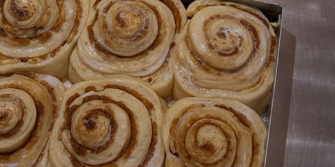 Ugly Rolls: Το μικροσκοπικό μαγαζί της Ευριπίδου με τα «άσχημα» cinnamon rolls που γίνονται ανάρπαστα