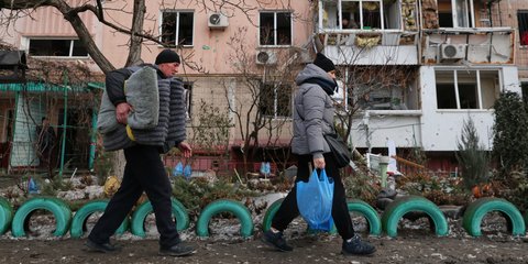 Ουκρανοί προσπαθούν να προστατευθούν από το κρύο στην χτυπημένη από τον πόλεμο πόλη της Ζαπορίζια