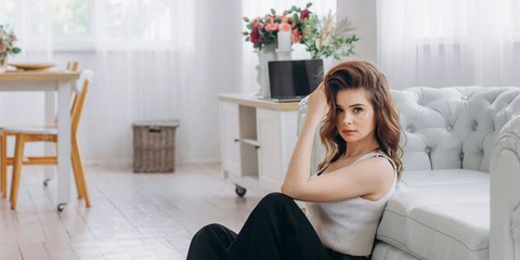 Τι σημαίνει να προτιμάς να μένεις στο σπίτι αντί να βγαίνεις με τους φίλους σου, σύμφωνα με την Ψυχολογία