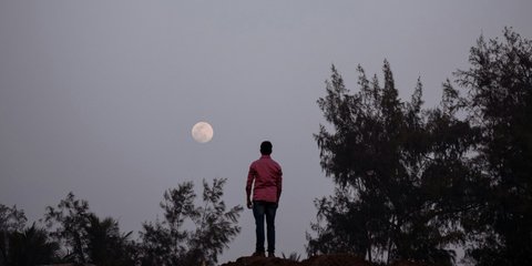 Άντρας κοιτάζει τη σελήνη