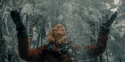 Γυναίκα που πετάει χιόνι