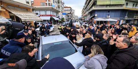 Εν μέσω επευφημιών έφυγε από τα δικαστήρια ο ιδιοκτήτης της Βιολάντα στα Τρίκαλα