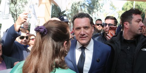 Ο υπουργός Υγείας Αδωνις Γεωργιάδης δέχθηκε επίθεση στο Κρατικό Νίκαιας