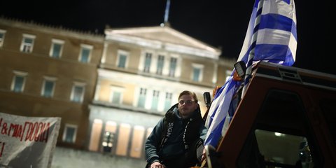 Aγρότης με τρακτέρ έξω από τη Βουλή