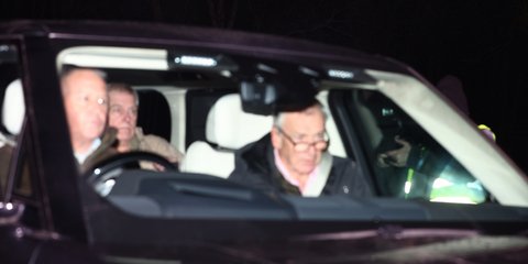 Ο Άντριου Μαουντμπάτεν επιστρέφοντας σπίτι μετά τη σύλληψή του