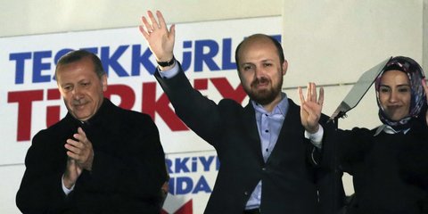 Ο Μπιλάλ Ερντογάν δίπλα στον πανίσχυρο πατέρα του το 2014