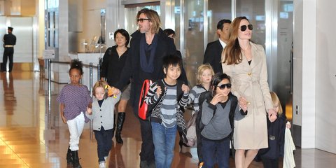 Μπραντ Πιτ και Αντζελίνα Τζολί την εποχή που ήταν ζευγάρι, μαζί με τα παιδιά τους