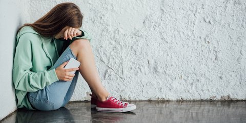 Κορίτσι που έχει υποστεί κυβερνοεκφοβισμό