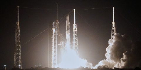 Η στιγμή της απογείωσης του πυραύλου που φέρει το διαστημόπλοιο Dragon με προορισμό τον Διεθνή Διαστημικό Σταθμό