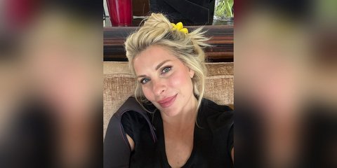 Η Ελένη Μενεγάκη με νάρθηκα στο δεξί χέρι