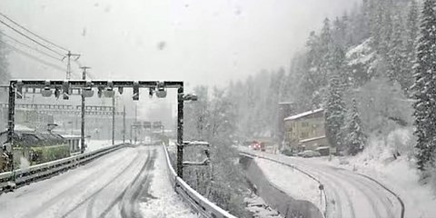 Πυκνή χιονόπτωση στο σημείο όπου έγινε το ατύχημα 