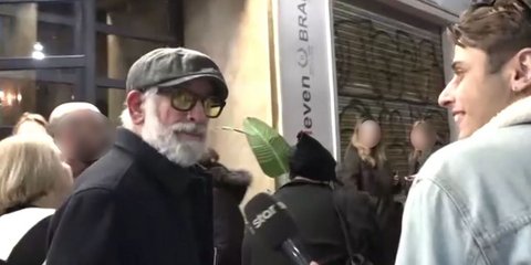 Ο Πέτρος Φιλιππίδης σε βραδινή έξοδο στο θέατρο