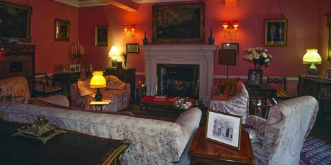 Μετά το «λάθος παπούτσι», έρχεται το «λάθος φωτιστικό»: Το trick που απογειώνει τον φωτισμό στο σπίτι