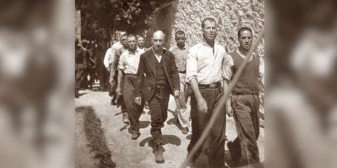 Ταυτοποίηθηκε ο άνδρας της φωτό με το λευκό πουκάμισο