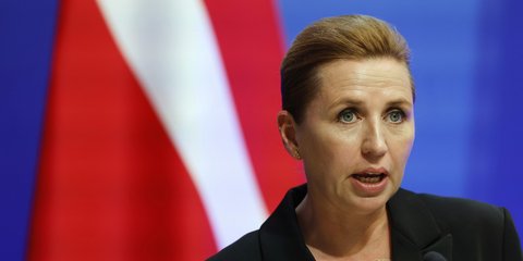 Η Μέτε Φρεντέρικσεν μιλάει σε ΜΜΕ