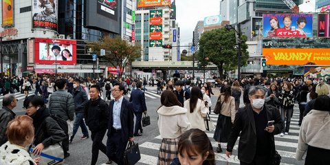 Το «μήνυμα» που διάβασαν οι αγορές ήταν ότι το Τόκιο δείχνει έτοιμο για ακόμη μεγαλύτερη δημοσιονομική χαλάρωση, σε μια χώρα με χρέος που ξεπερνά ήδη το 230% του ΑΕΠ / GETTY