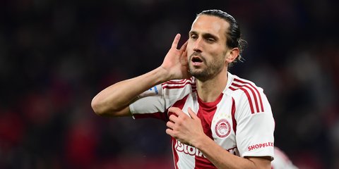 Ο Γιαζίτσι πανηγυρίζει το 2-0