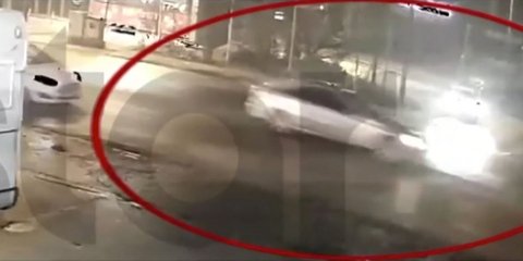 Η στιγμή που ο ιδιοκτήτης του κλεμμένου οχήματος βρίσκεται πάνω στο καπό του ΙΧ του 