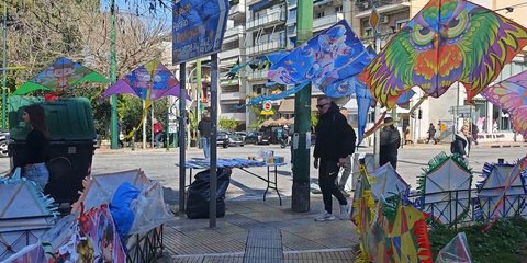 Καθαρά Δευτέρα: Ο πωλητής χαρταετών που κλείνει 20 χρόνια στο ίδιο σημείο στο Παγκράτι