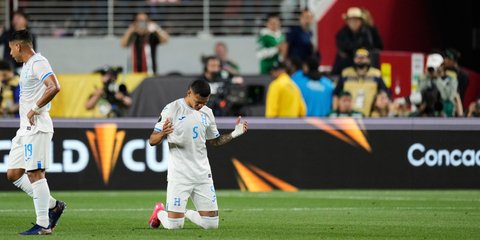 Ο Κέρβιν Αριάγα προσεύχεται 