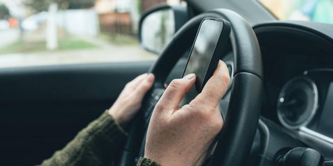 Χρήση κινητού τηλεφώνου κατά τη οδήγηση