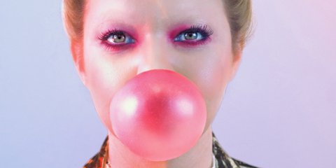 Νάντια Κοντογεώργη με τσιχλοφουσκα