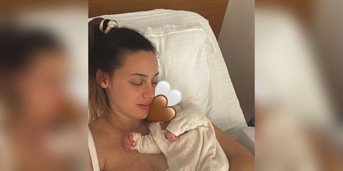 Η ολυμπιονίκης Άννα Κορακάκη με τη νεογέννητη κόρη της