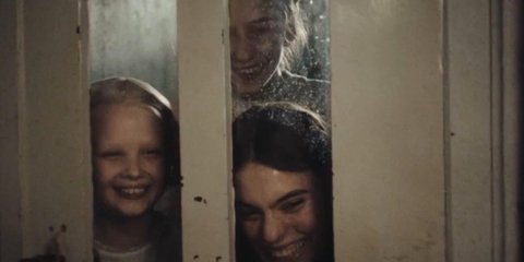 κοριτσια σε παραθυρο 